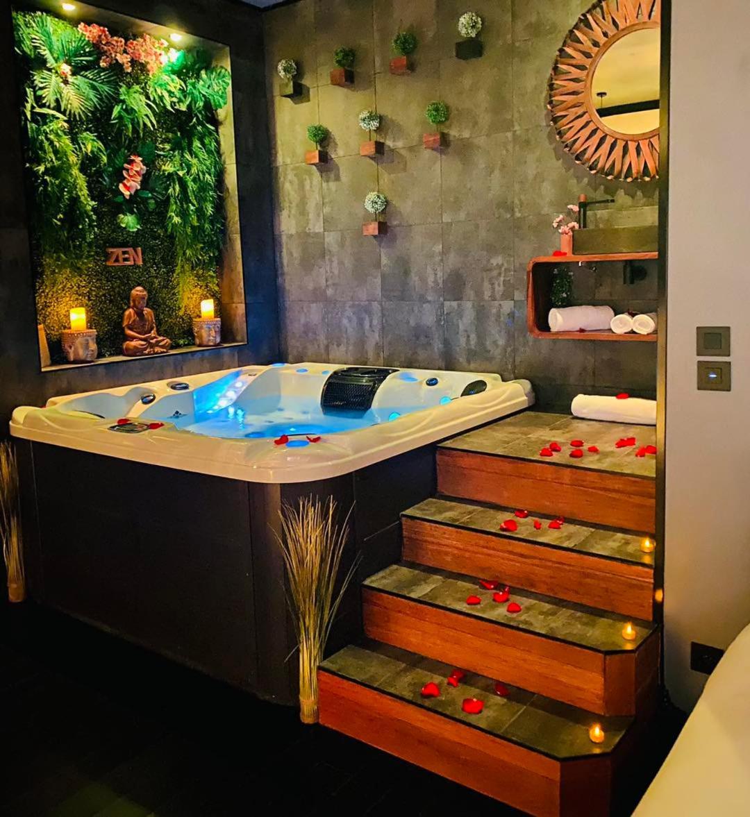 Suite romantique et climatisée avec jacuzzi Puydaniel Extérieur photo